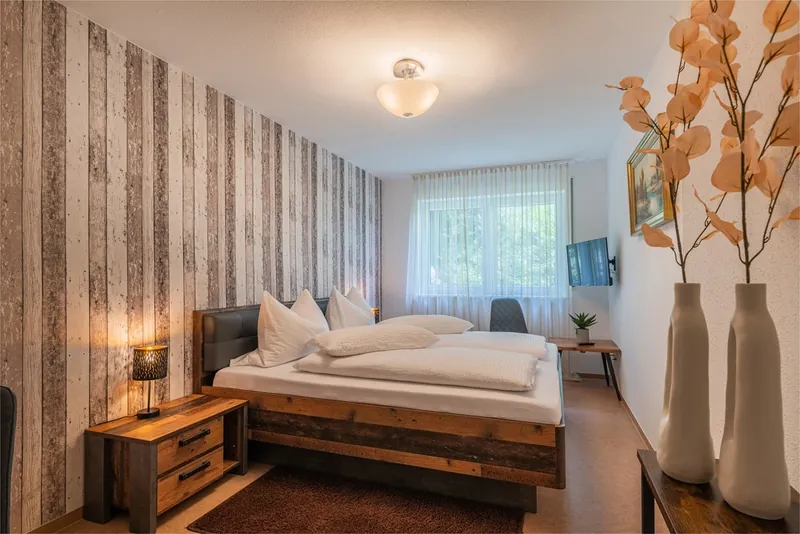 Doppelbett mit Holzrahmen
