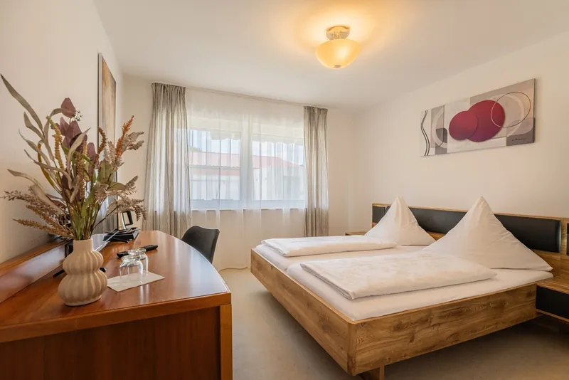 Basic-Doppelzimmer mit Sitzgelegenheit