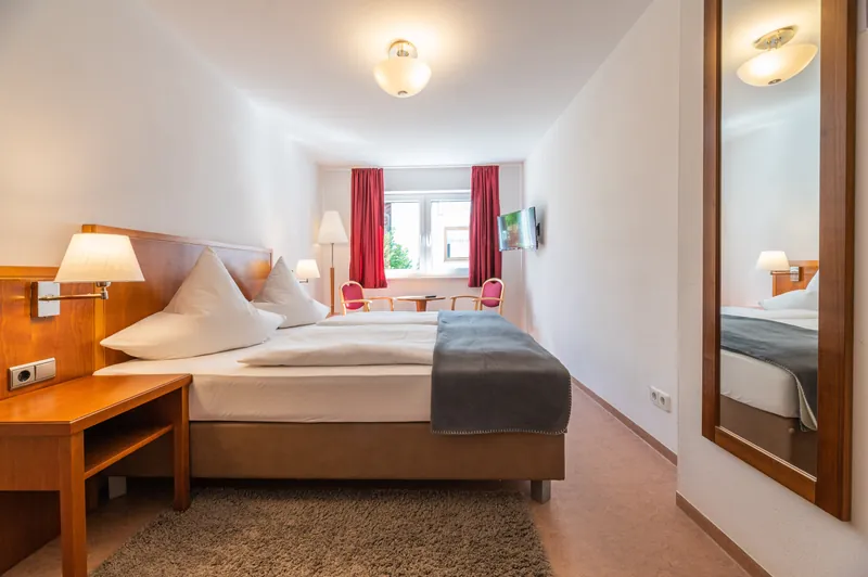 Zimmer mit Fenster und Vorhängen