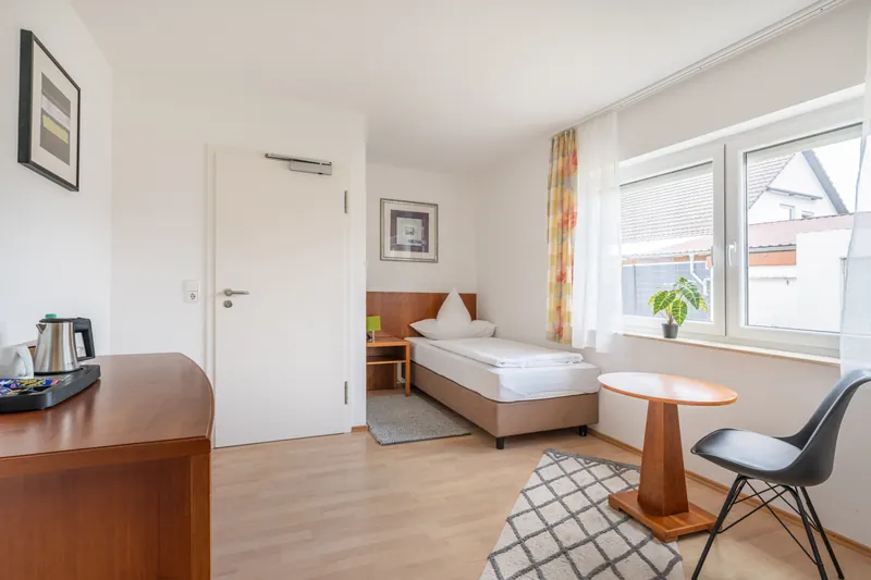 Einzelzimmer mit Schreibtisch