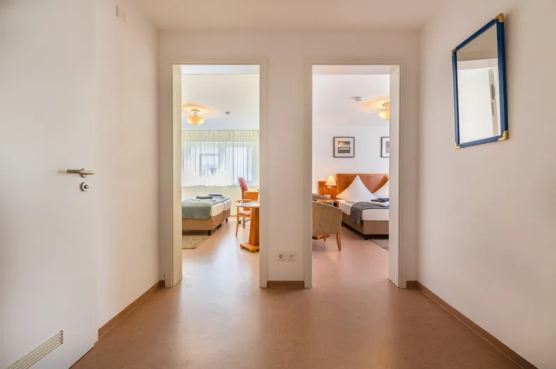 Familienzimmer mit Blick in beide Schlafzimmer