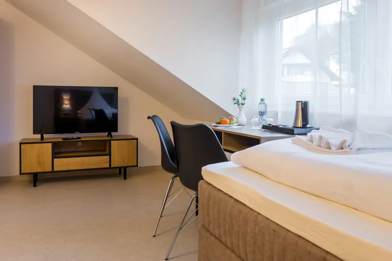 Arbeitsplatz mit TV