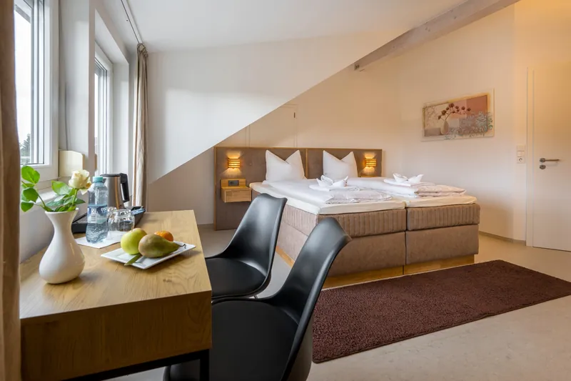 Zimmer mit Obstschale und Blumen
