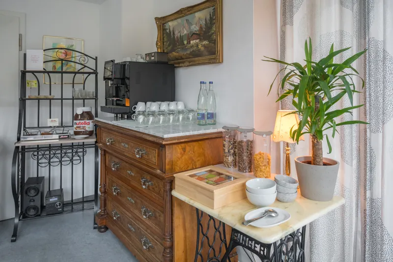 Frühstücksbuffet mit Kaffeestation