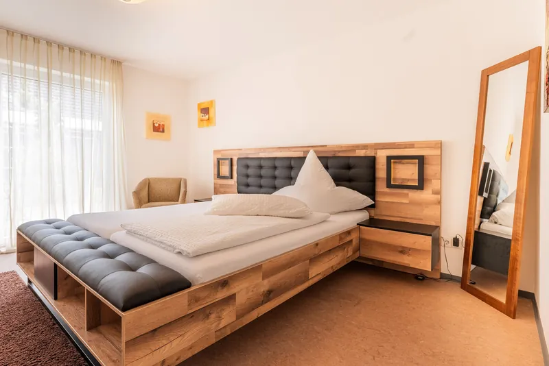 Komfort-Doppelzimmer mit Holzbett