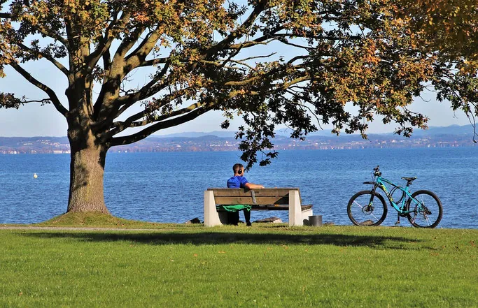 Fahrrad an einer Bank am Seeufer
