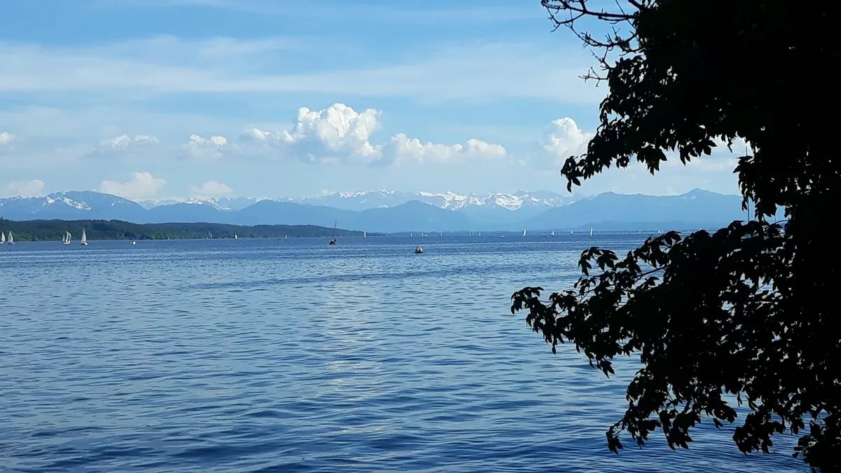 Blick über den Bodensee bis zu den Alpen